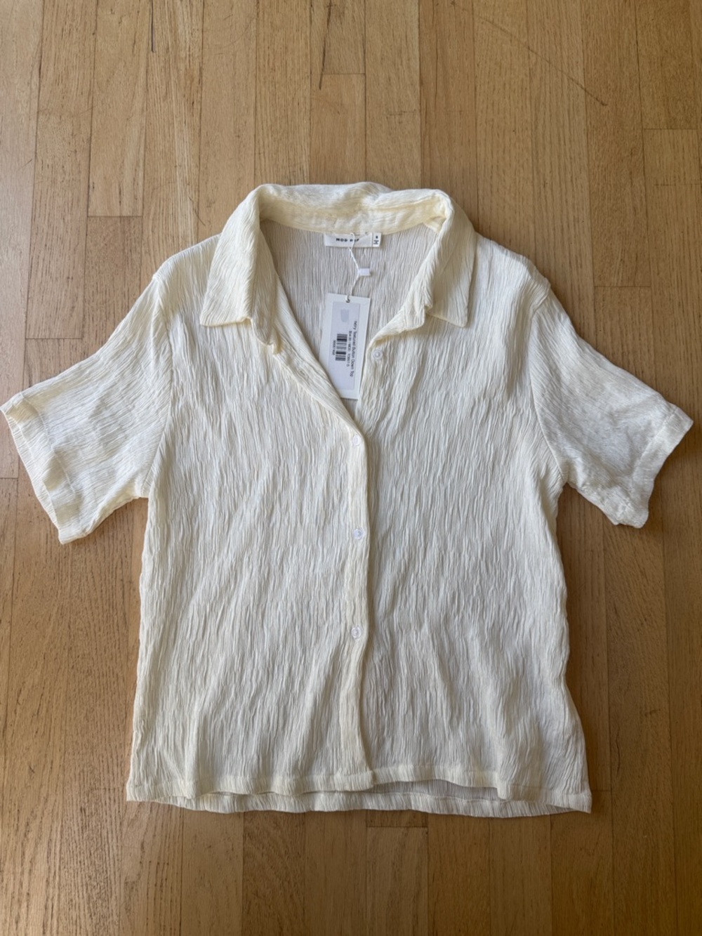NWT: Mod Red Textured Cream Short Sleeve Button-Up Blouse, sz. Small
